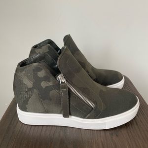 Ladies Steve Madden Sz 6 Hidden Wedge Camo Fashion  Sneaker